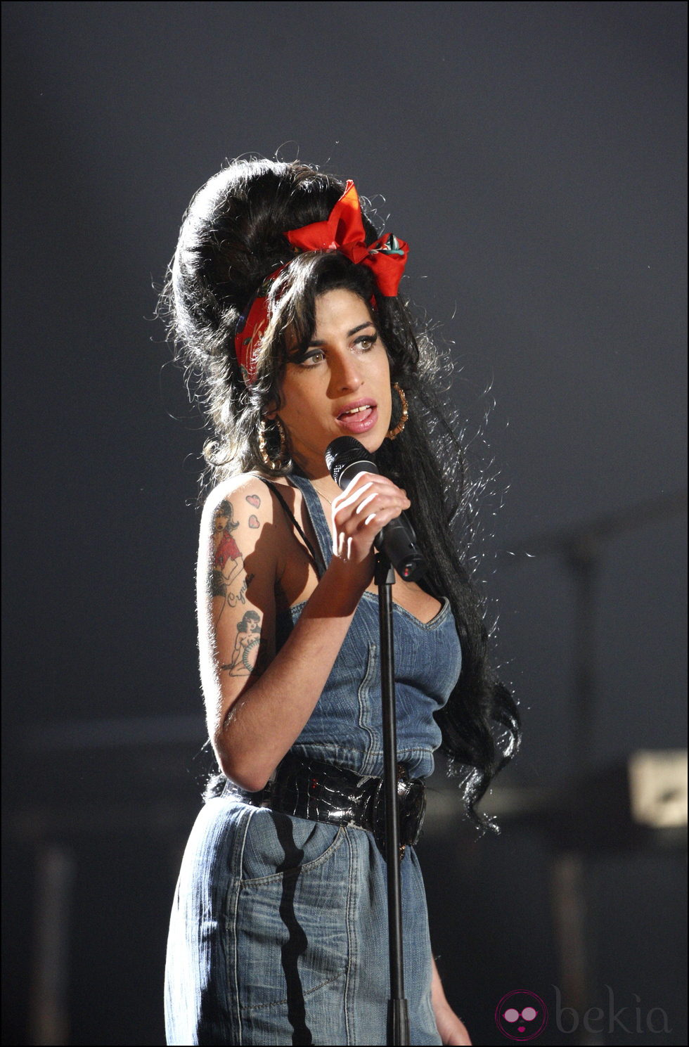 Amy Winehouse durante un concierto en 2007
