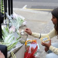 Flores y velas en honor a Amy Winehouse