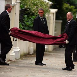 Autoridades transportan el cadáver de Amy Winehouse