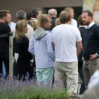 El príncipe Haakon habla con adolescentes presentes en la masacre de utoya