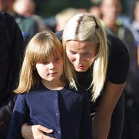 Mette Marit y su hija Ingrid Alexandra, sumidas en el dolor tras la masacre de Oslo