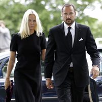 Haakon y Mette-Marit en el servicio religioso por las víctimas