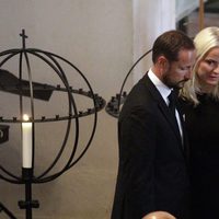 Haakon y Mette-Marit, muy afectados en el servicio religioso por las víctimas