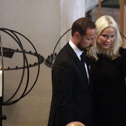 Haakon y Mette-Marit, muy afectados en el servicio religioso por las víctimas