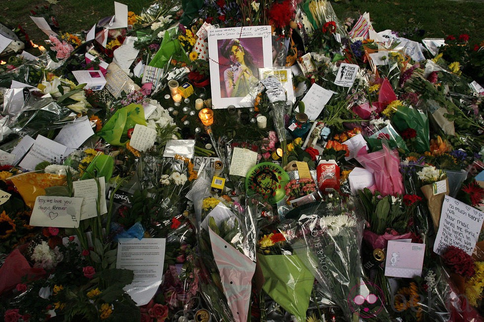Flores en honor a Amy Winehouse