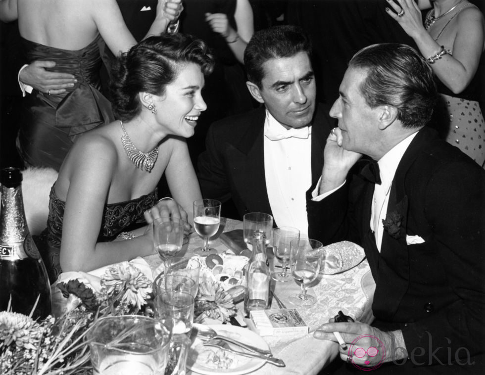 Linda Christian y Tyrone Power charlan con Ivor Novello en 1951