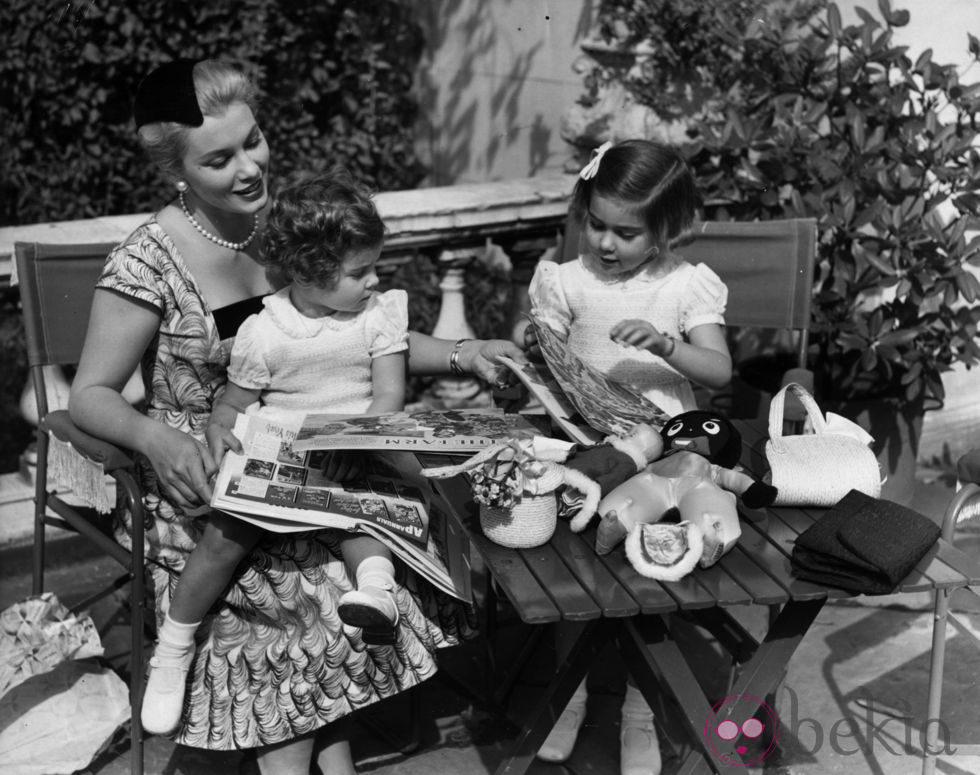 Linda Christian con sus hijas Romina y Taryn en 1956
