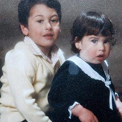 Amy Winehouse de pequeña junto a su hermano
