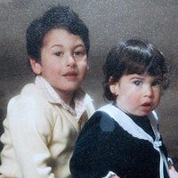 Amy Winehouse de pequeña junto a su hermano