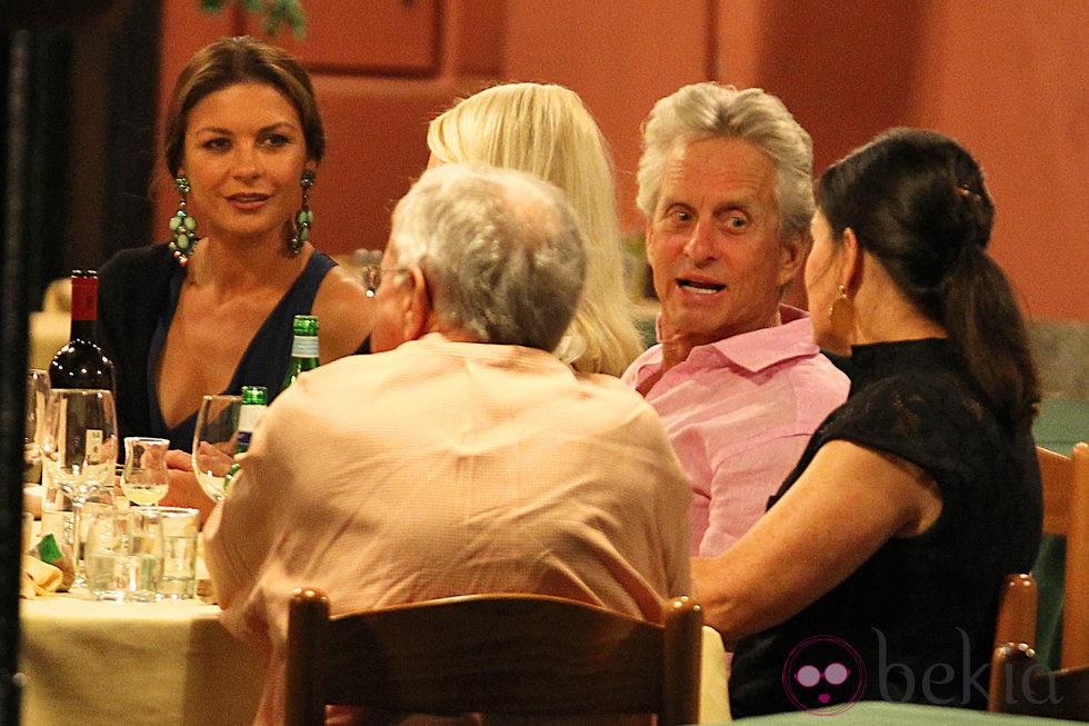 Catherine Zeta Jones y Michael Douglas cenan con unos amigos en Portofino