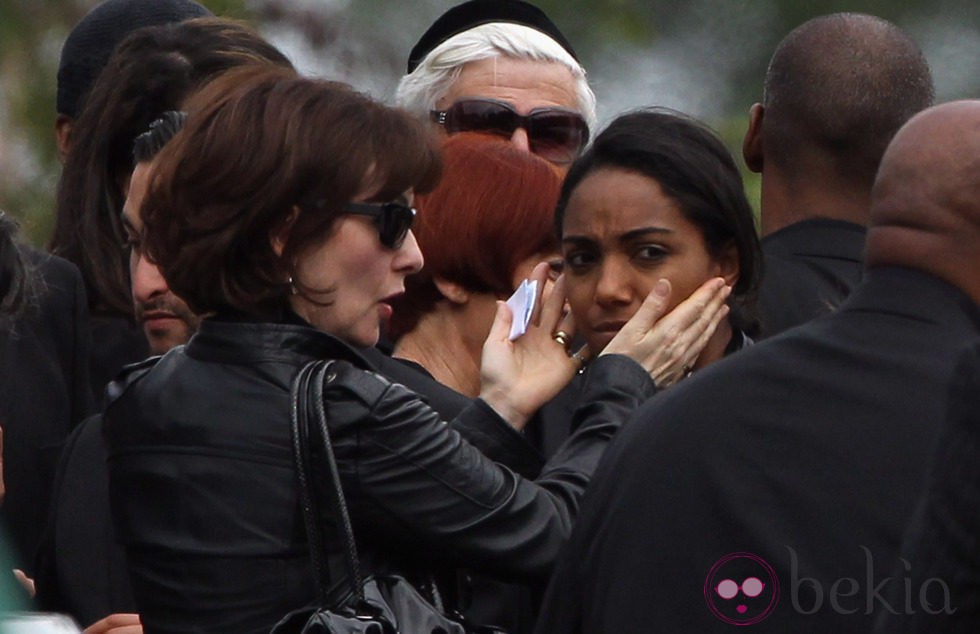 La cantante Remi Nicole en el funeral de Amy Winehouse en Londres