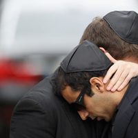 Los humoristas Daniel Zukerman y André Machadose en el funeral de Amy Winehouse en Londres