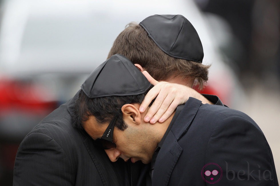 Los humoristas Daniel Zukerman y André Machadose en el funeral de Amy Winehouse en Londres