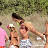 Sete Gibernau juega con su novia Laura Barriales en Formentera