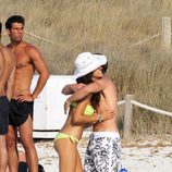 Sete Gibernau y su novia Laura Barriales se abrazan en Formentera