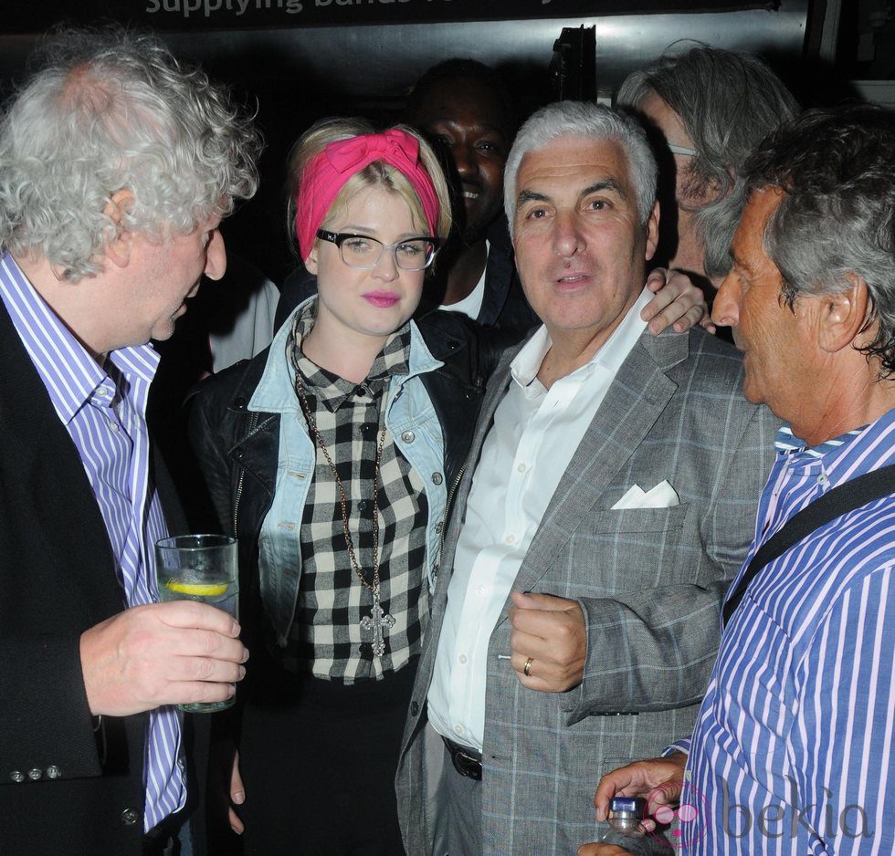 Kelly Osbourne y Mitch Winehouse en una fiesta de recuerdo a Amy Winehouse