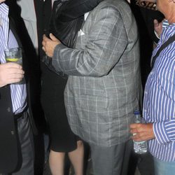 Kelly Osbourne y Mitch Winehouse se abrazan en la fiesta de recuerdo a Amy Winehouse