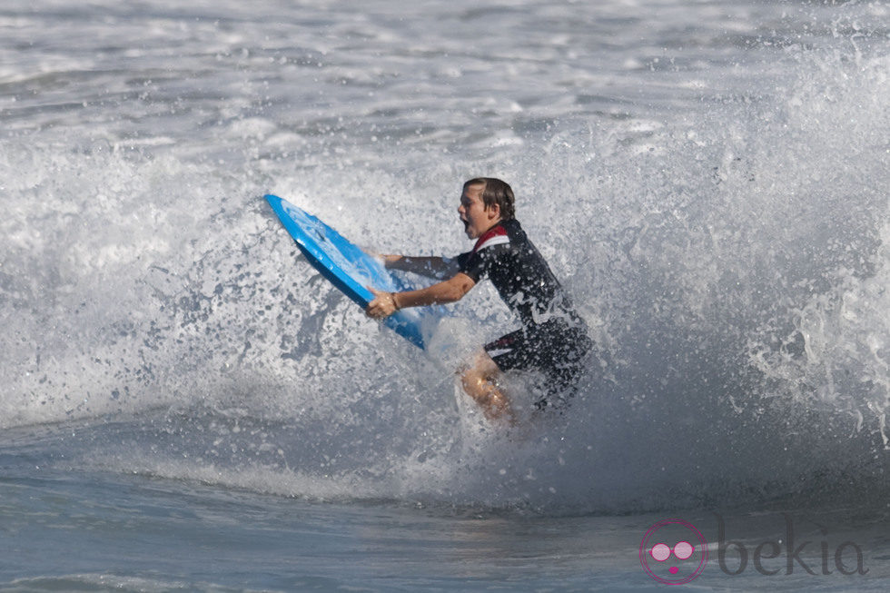 Brooklyn Beckham surfea en las playas de Malibu