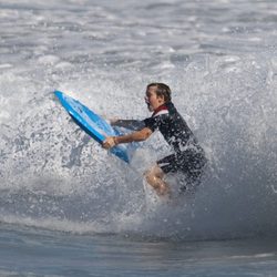 Brooklyn Beckham surfea en las playas de Malibu