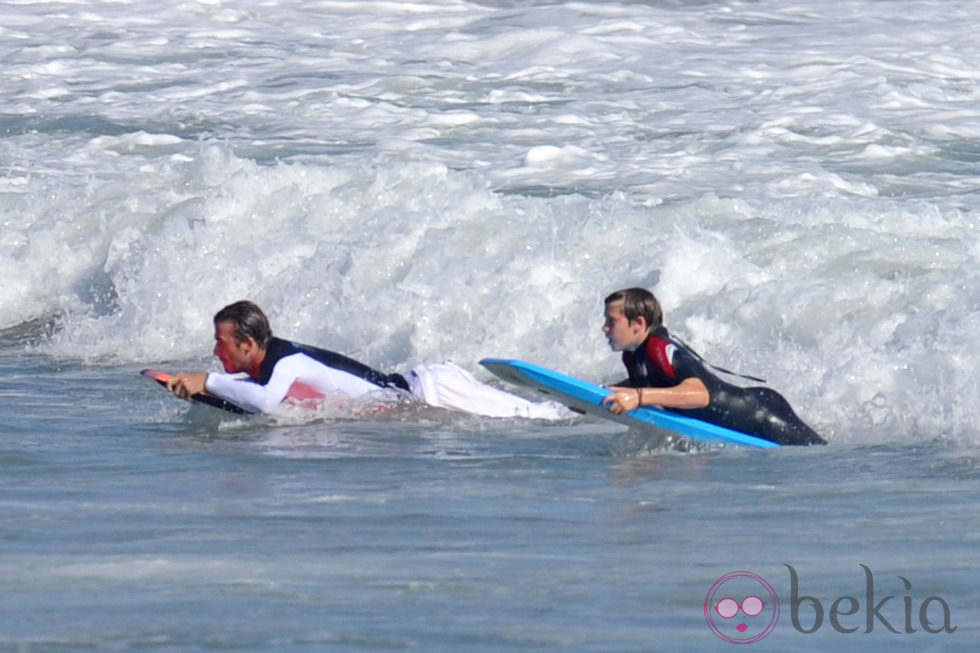 David Beckham y su hijo Brooklyn surfean en Malibu
