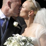Zara Phillips y Mike Tindall se besan en su boda