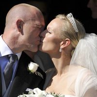 Zara Phillips y Mike Tindall se besan en su boda