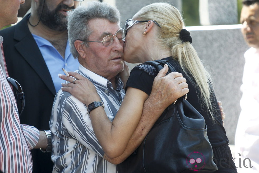Belén Esteban besa a un asistente al funeral de su abuela Pilar de Diego