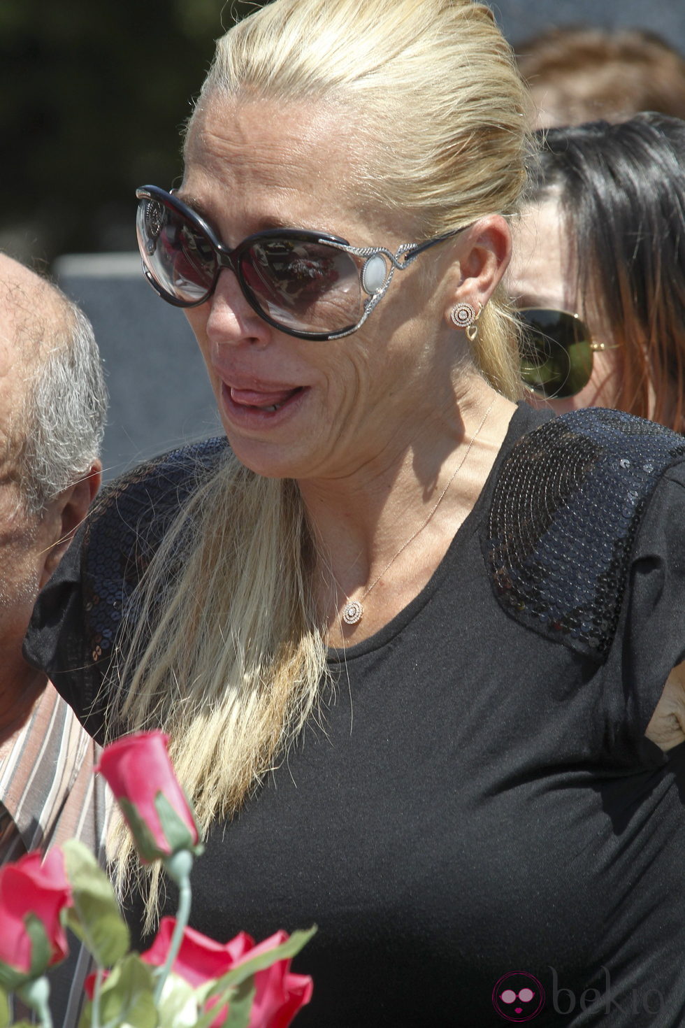 Belén Esteban rota de dolor en el funeral de su abuela Pilar de Diego