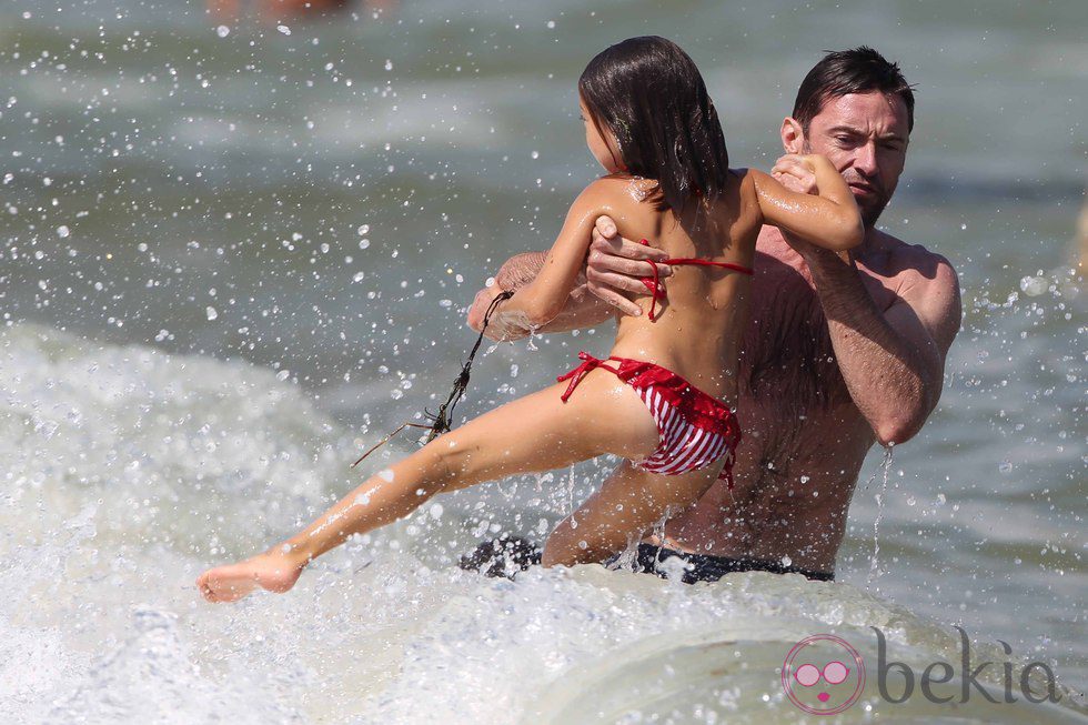 Hugh Jackman juega con su hija Ava en Saint-Tropez en la playa