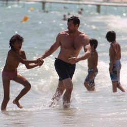Hugh Jackman juega con su hijo Oscar en Saint-Tropez