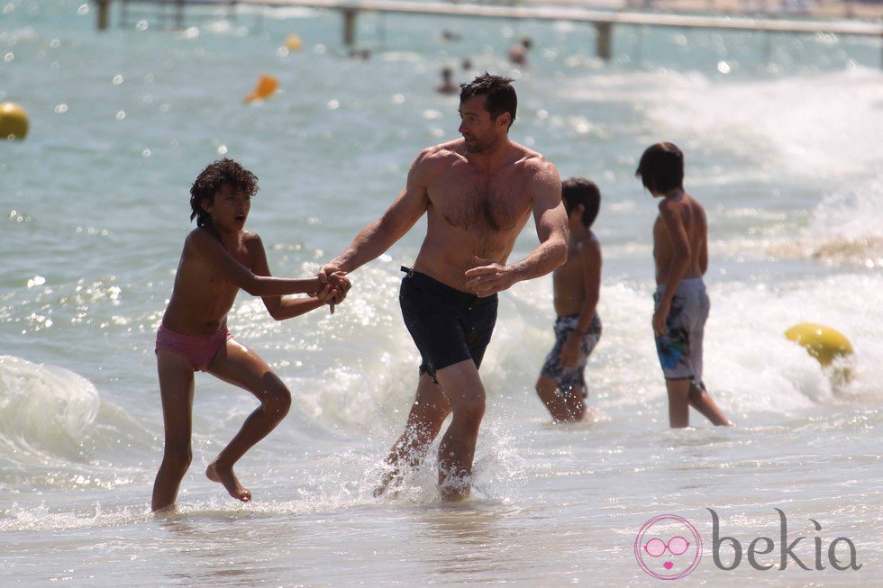 Hugh Jackman juega con su hijo Oscar en Saint-Tropez