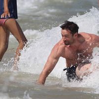 Hugh Jackman lucha contra una ola en Saint-Tropez
