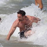 Hugh Jackman lucha contra una ola en Saint-Tropez