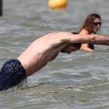 Hugh Jackman se lanza al agua en Saint-Tropez