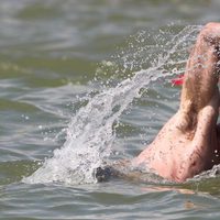 Hugh Jackman nadando en Saint-Tropez