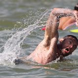 Hugh Jackman nadando en Saint-Tropez