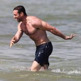 Hugh Jackman luce torso desnudo en Saint-Tropez