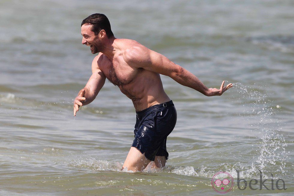 Hugh Jackman luce torso desnudo en Saint-Tropez