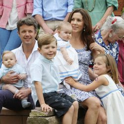 Los Príncipes Federico y Mary de Dinamarca junto a sus hijos