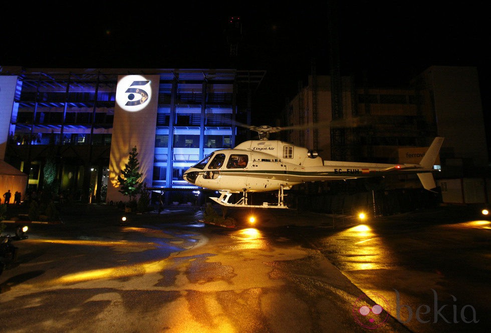El helicóptero con las cuatro finalistas de 'Supervivientes 2011' aterriza en Telecinco