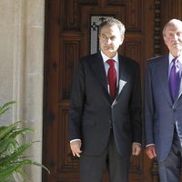 Zapatero y el Rey en su último despacho en Marivent