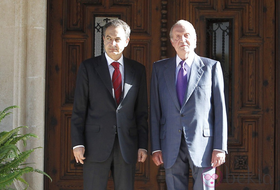Zapatero y el Rey en su último despacho en Marivent