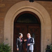 El Presidente Zapatero y el Rey Juan Carlos charlan en Marivent