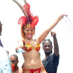 Rihanna moja al público en el Barbados Kadooment Day Parade