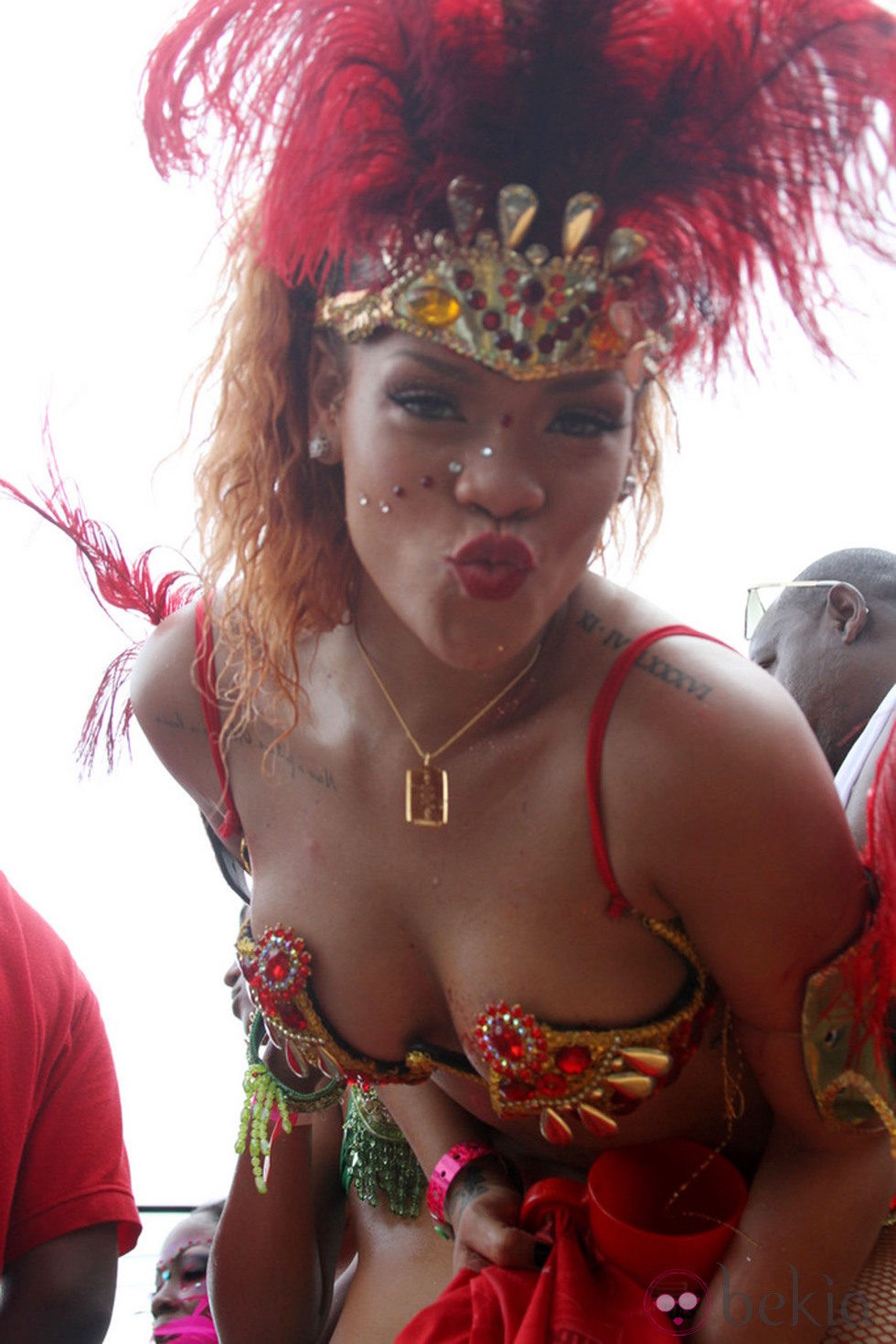 Rihanna besa a la cámara en el Barbados Kadooment Day Parade