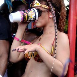 Rihanna bebiendo en el Barbados Kadooment Day Parade