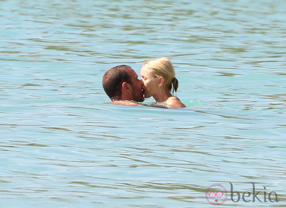 Naomi Watts y Liev Schreiber besándose en el mar
