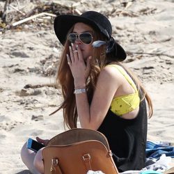 Lindsay Lohan sentada en su toalla en las playas de Malibú