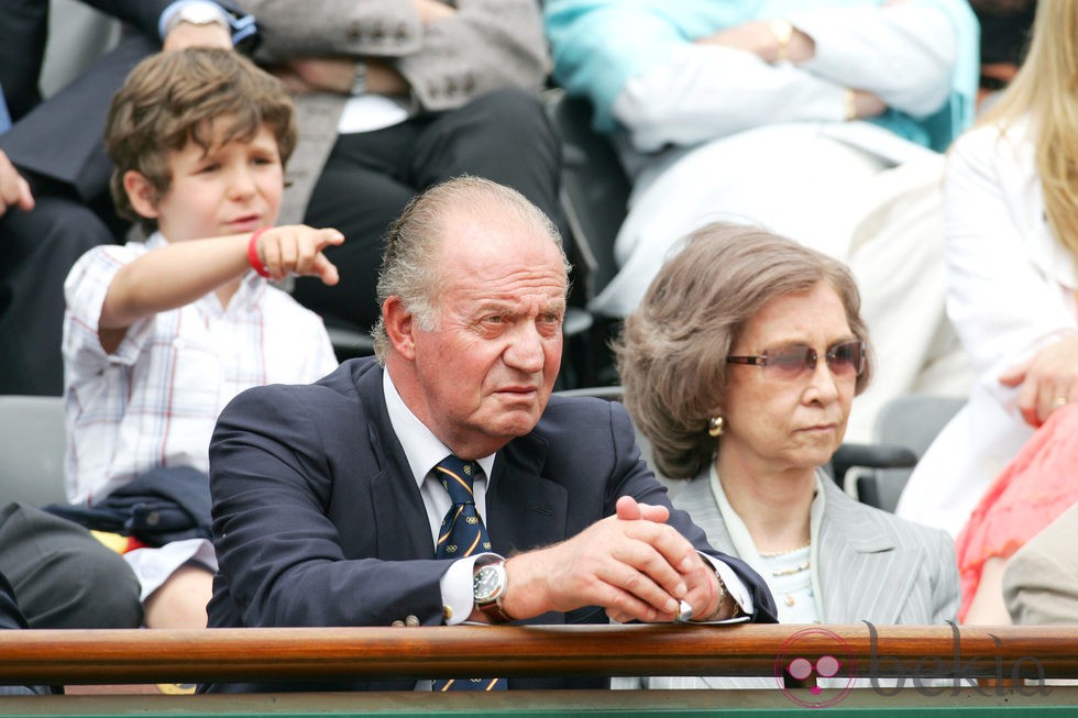 Froilán junto a los Reyes en un partido de Rolland Garros en 2005