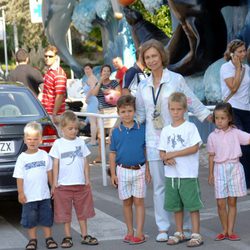 La Reina con sus nietos Miguel, Pablo, Felipe, Juan y Victoria en 2005